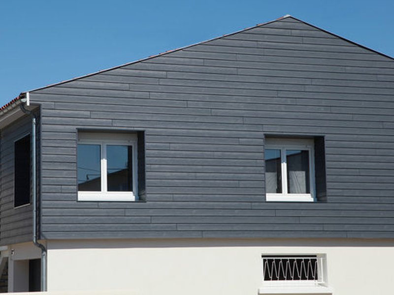 Façade habillée d'un bardage à lames horizontales gris anthracite